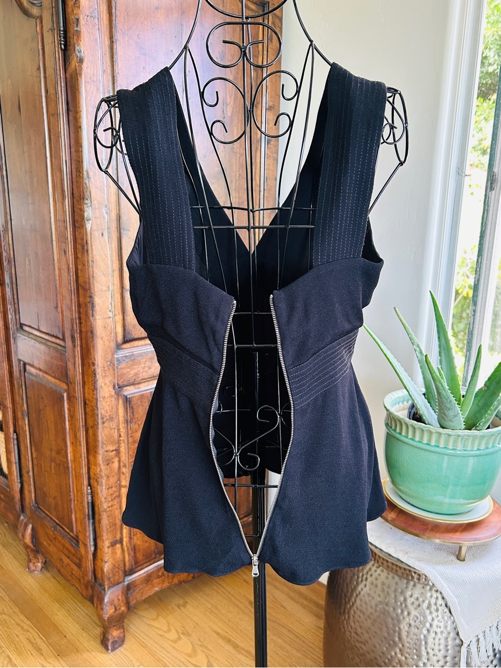 Trouve Women's Black V-Neck Sleeveless Peplum Top Black Large - Picture 7 of 9